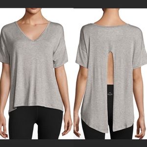 BEYOND YOGA Roll the Slice Split-Back Tee in Grey Size Extra Small